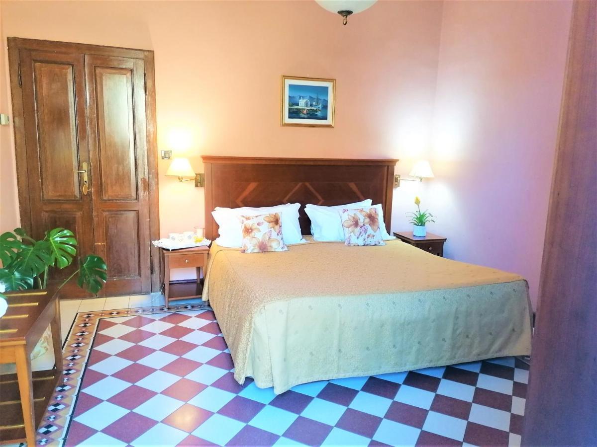Hotel La Rondinella 카네로 리비에라 외부 사진